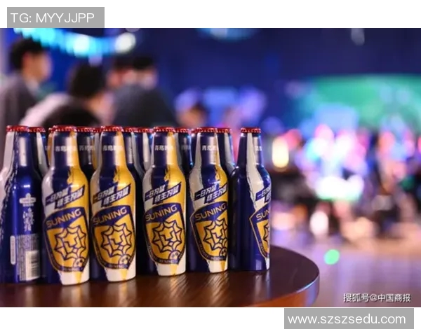 足球巨星怀抱可爱玩偶温情瞬间引发球迷热议